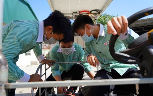 Cận cảnh ô tô điện chạy bằng năng lượng mặt trời của sinh viên Đại học Đông Á