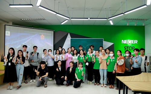 Tập huấn kỹ năng Pitching cho các dự án khởi nghiệp của sinh viên ĐH Đông Á