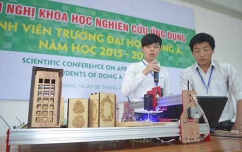 Nhóm sinh viên đạt giải Nhất Hội nghị khoa học sinh viên cấp trường năm học 2015-2016