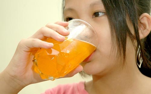 Uống nhiều nước ngọt có gas làm mất nước