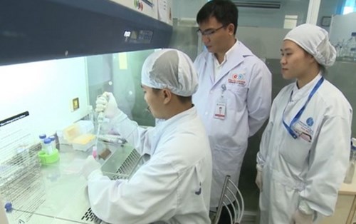 Phó giáo sư Việt nghiên cứu thuốc trị viêm phổi từ tế bào gốc