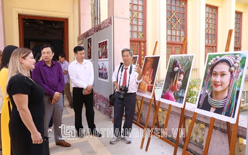 Khai mạc triển lãm “Sắc màu ASEAN” và các di sản Việt Nam