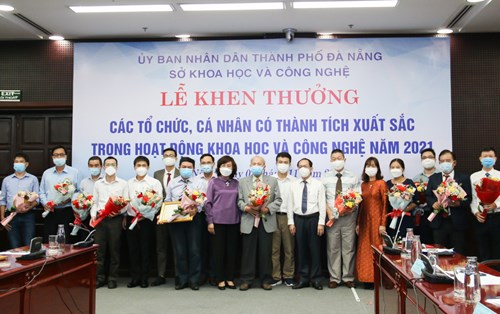 LỄ KHEN THƯỞNG CÁC TỔ CHỨC, CÁ NHÂN CÓ THÀNH TÍCH XUẤT SẮC TRONG HOẠT ĐỘNG KHOA HỌC VÀ CÔNG NGHỆ NĂM 2021