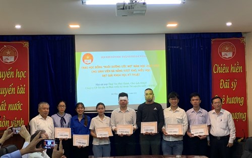 Sinh viên trường Đại học Đông Á vinh dự nhận học bổng "Nuôi dưỡng ước mơ" của Hội Khuyến học thành phố Đà Nẵng